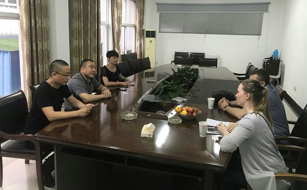 江蘇江河領(lǐng)導與俄羅斯客戶交談