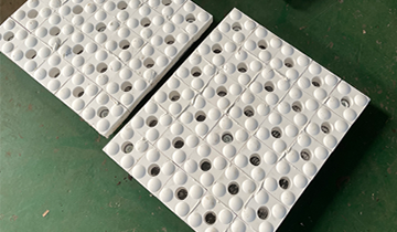 耐磨陶瓷襯板公司生產(chǎn)的是三合一陶瓷襯板嗎？