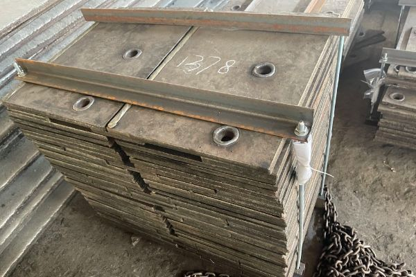 熔煉鏡面復(fù)合耐磨襯板廠家給您按需定制！[江河]