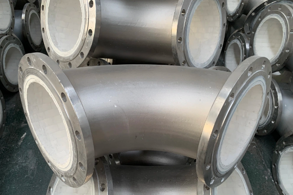 在工業(yè)生產(chǎn)中，物料輸送管道常常面臨磨損、腐蝕和高溫等復(fù)雜工況的挑戰(zhàn).為了滿足這些苛刻條件,物料管304管道+95氧化鋁陶瓷的組合應(yīng)運而生...