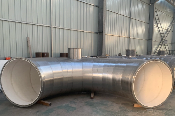 在工業(yè)生產(chǎn)中，物料輸送管道常常面臨磨損、腐蝕和高溫等復(fù)雜工況的挑戰(zhàn).為了滿足這些苛刻條件,物料管304管道+95氧化鋁陶瓷的組合應(yīng)運而生...